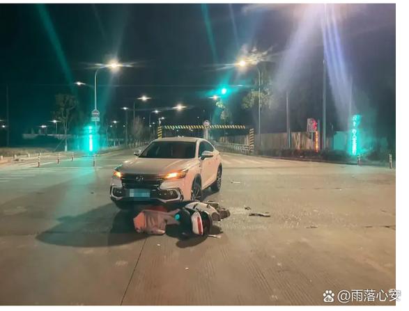 电瓶车闯红灯被车撞了怎么赔偿