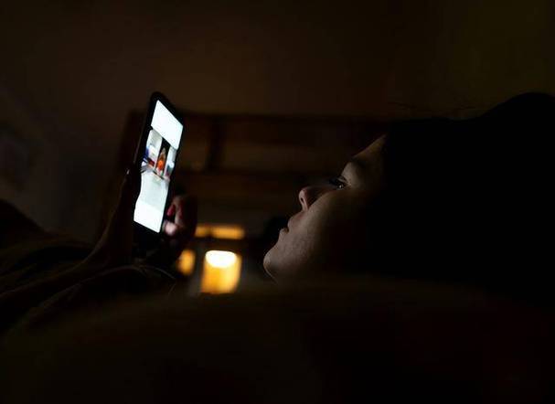 半夜醒了玩手机算熬夜吗截图1