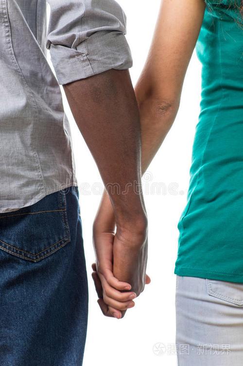 男生拉女生的手女生没有拒绝