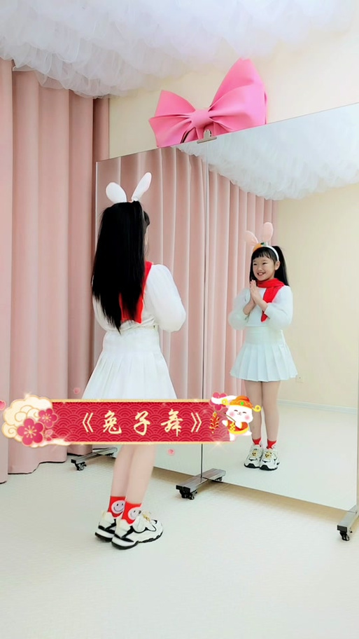 小学生跳的兔子舞