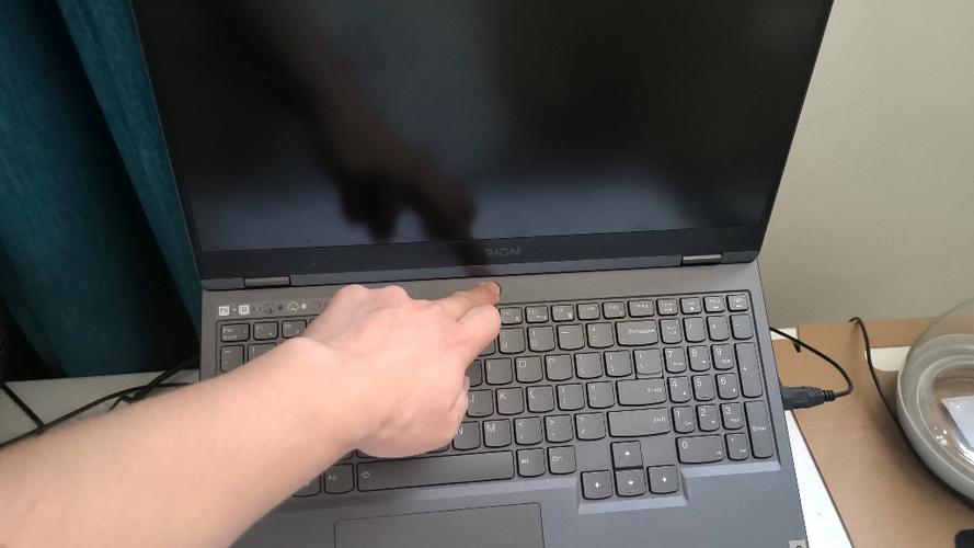 拯救者笔记本黑屏但是有背光
