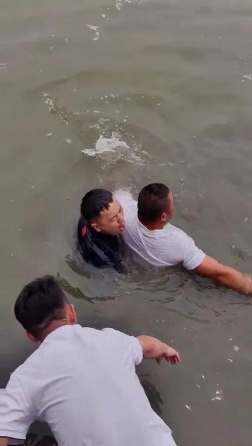 拯救溺水男孩