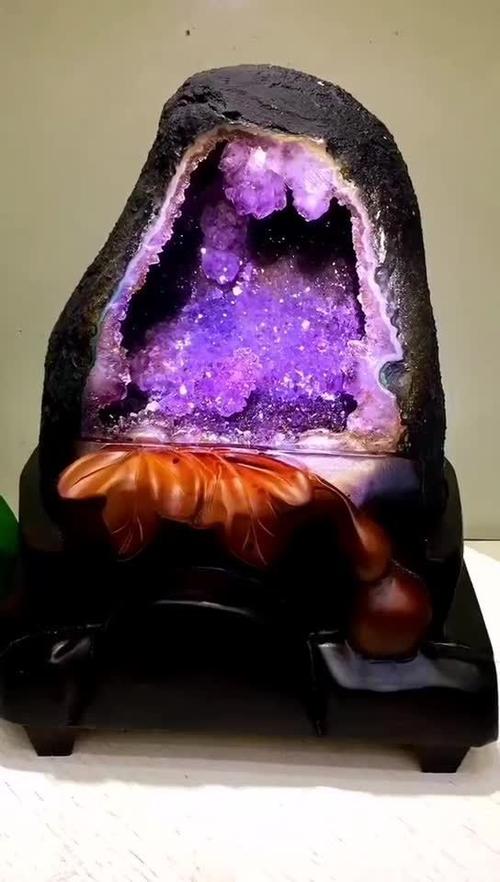 究极绿宝石紫色的奇石是什么