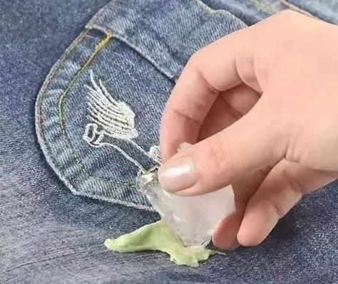 泡泡糖粘在毛上怎么去掉