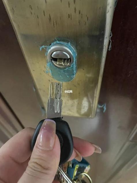 房间门反锁锁钥匙断了