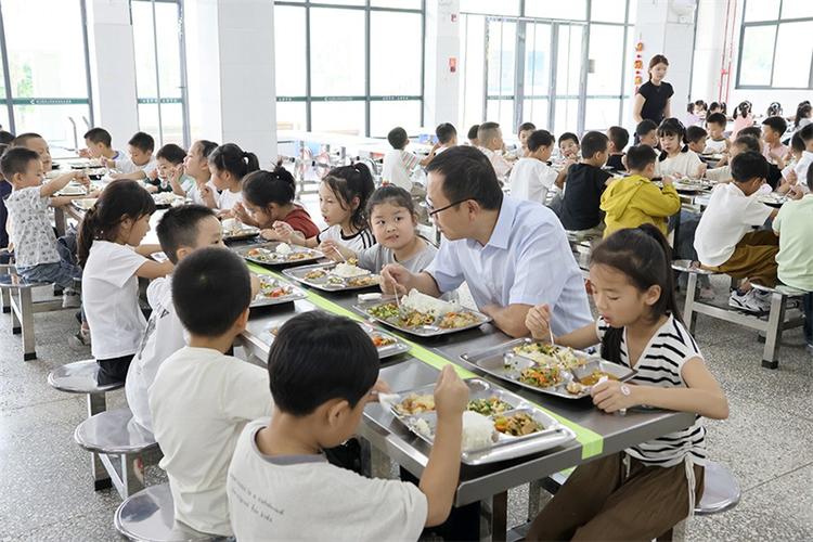 学校午餐厅截图2