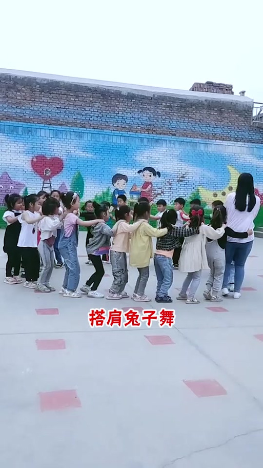 小学生跳兔子舞视频
