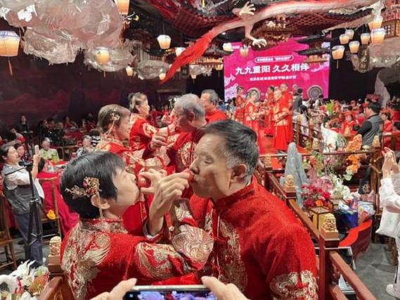 谷爱凌奚梦瑶婚礼晚宴合照