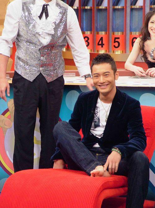 黄晓明光脚身高