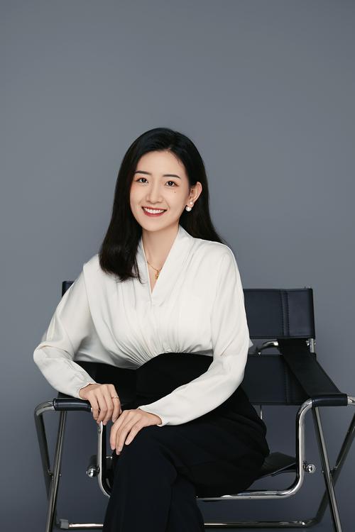 凉山综合广播主持人芳菲爱鹏