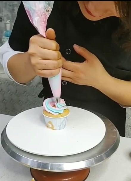 纸杯蛋糕奶油怎么挤截图2