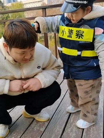 小孩版的警察抓小偷