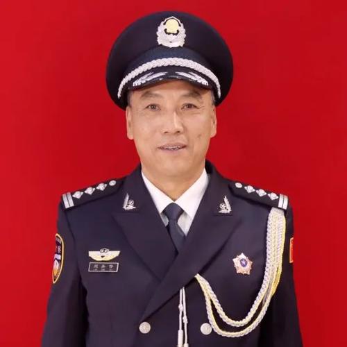 穿白衬衫的警察