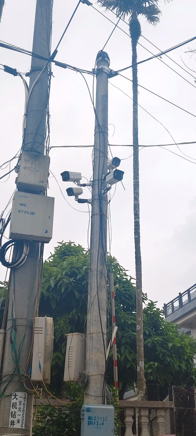 路边杆上单个摄像头