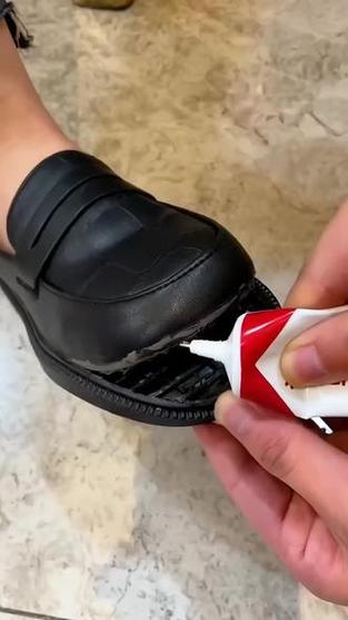 胶水粘在鞋子上怎么去除