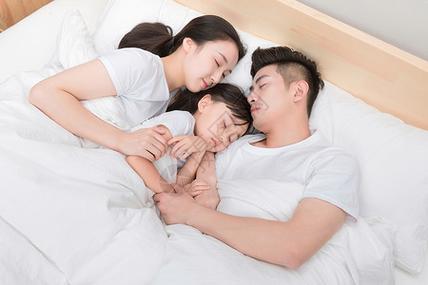 崔连润一家三口照片