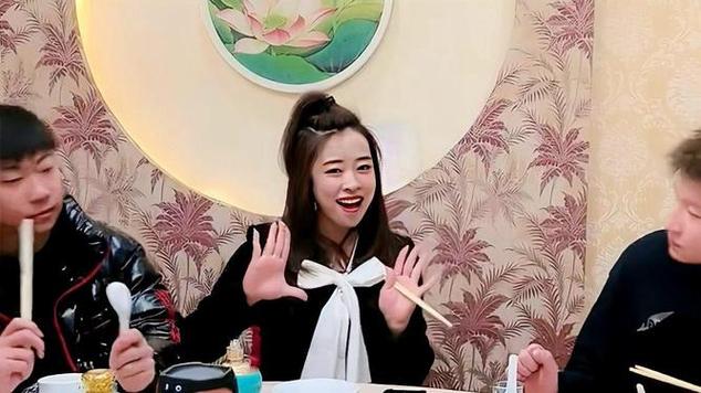 一女的拿着酒瓶唱歌的女生叫什么