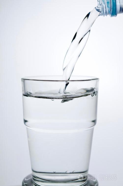 一壶水正好倒满6小杯