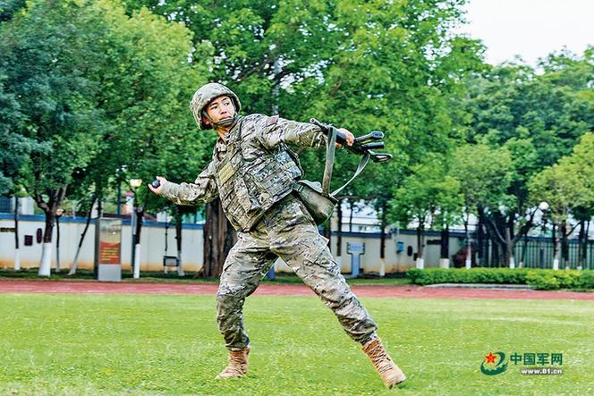 82—2式手榴弹投掷实施教案