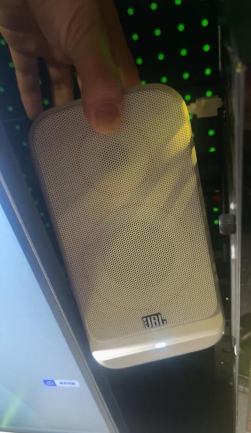 jbl蓝牙音响灯一直闪