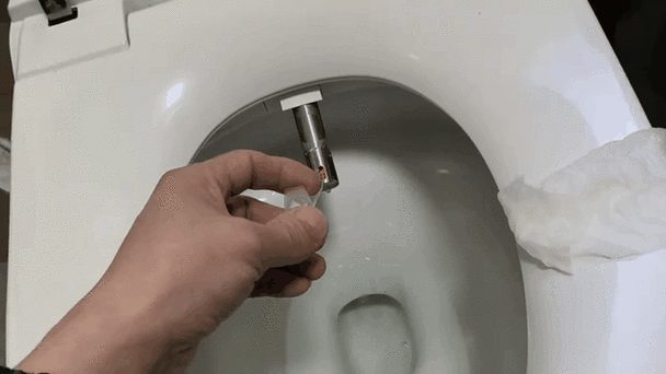 智能马桶冲洗杆伸不出来怎么办