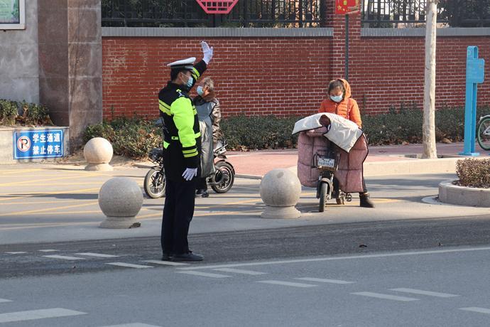 交警查酒驾闯红灯跑了