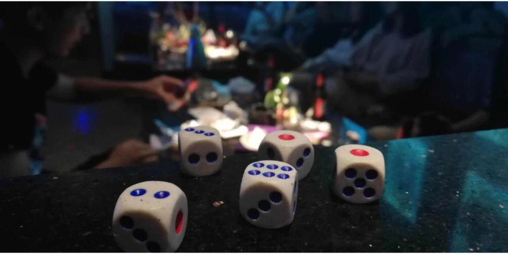 三个人玩吹牛怎么玩5个骰子