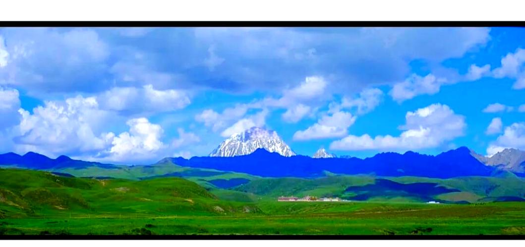 塔公草原看到的雪山是什么山