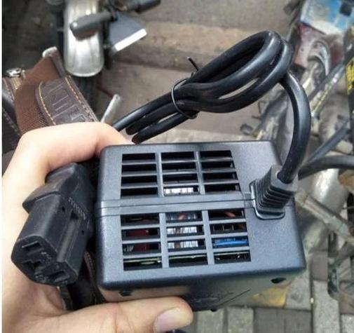 电动车充电器充电时发出声响