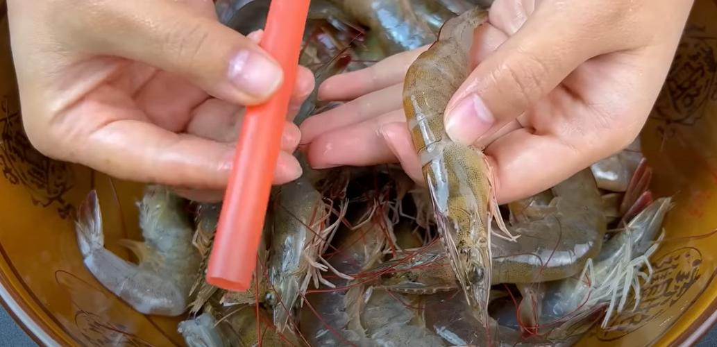 皮皮虾怎么去虾线视频