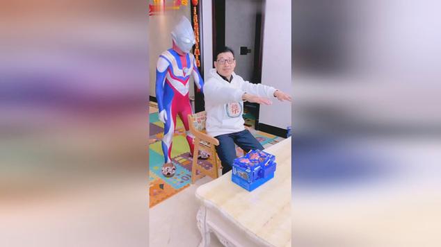 挠痒痒女生脚心痒痒