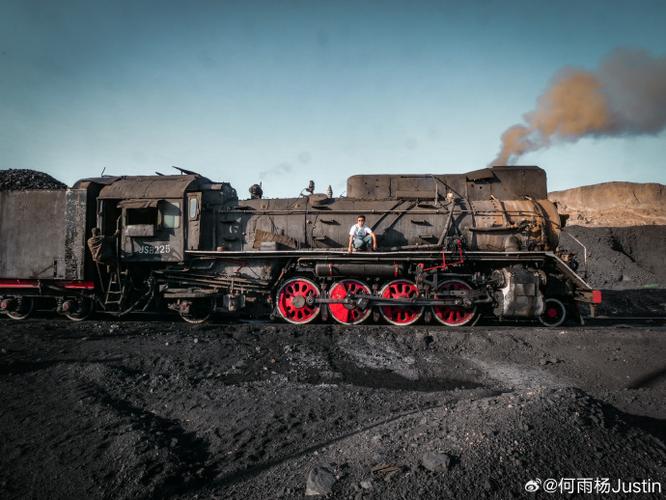 脱轨的蒸汽火车