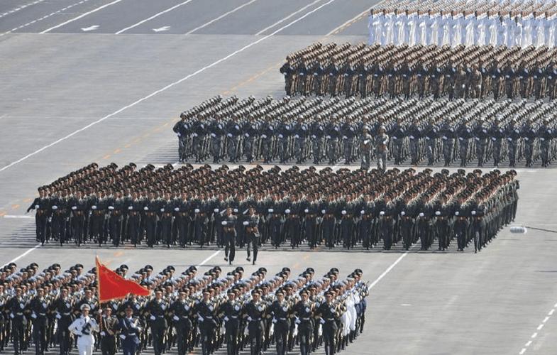 阅兵前面2个人叫什么