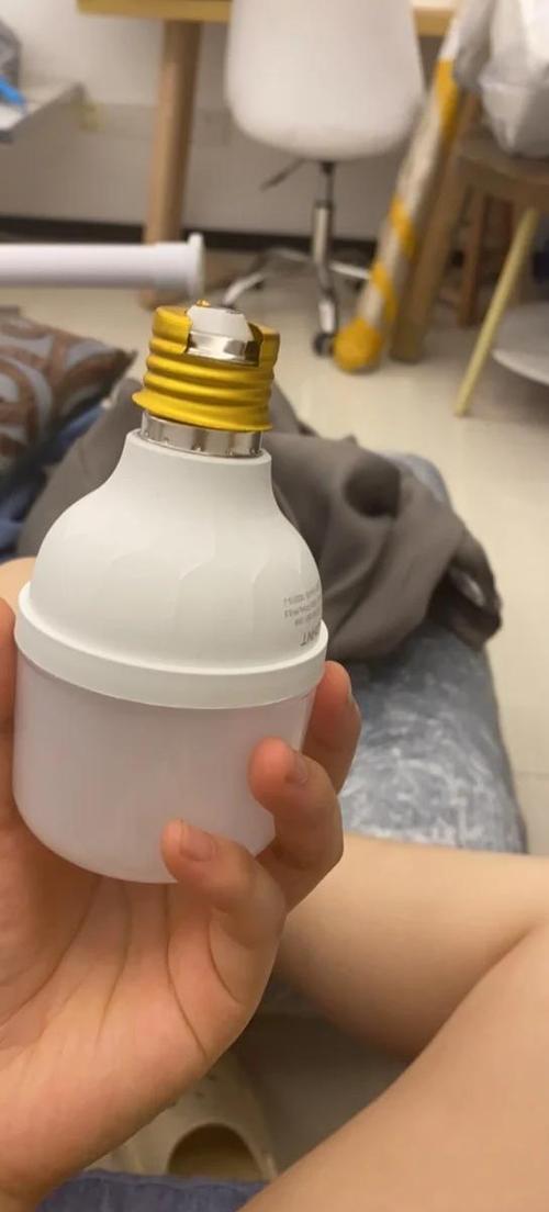灯泡是不是要拧到底 灯泡是不是要拧到底