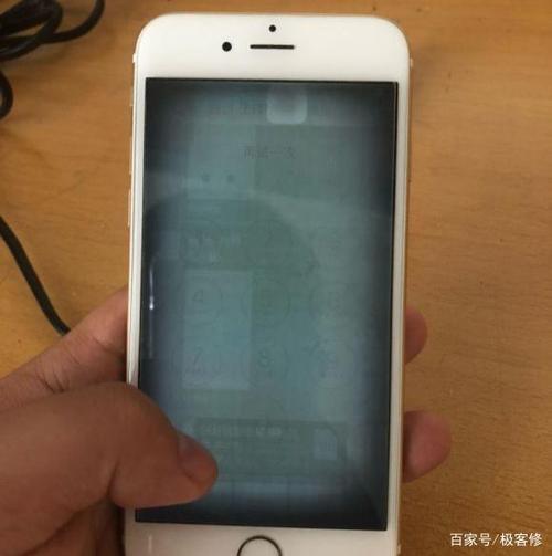 手机屏一半灰一半正常