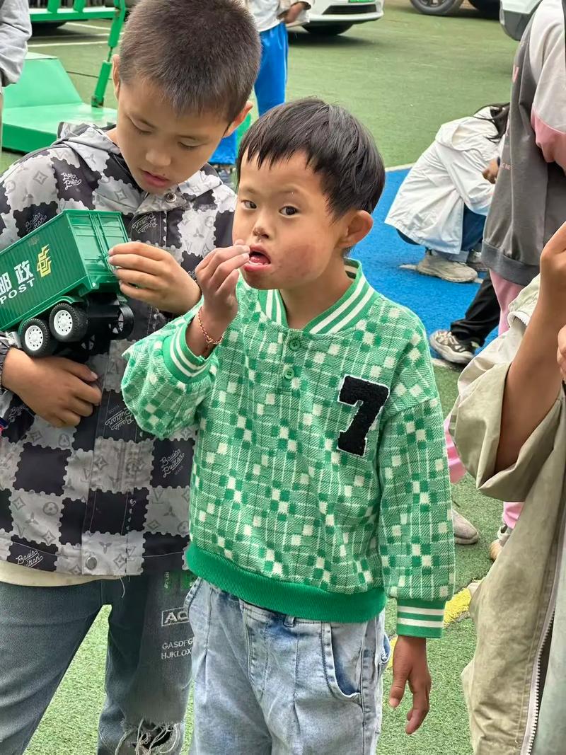 请为我投票三个小朋友现状