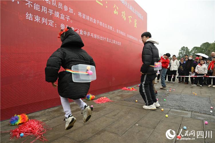红色的公鸡下蛋