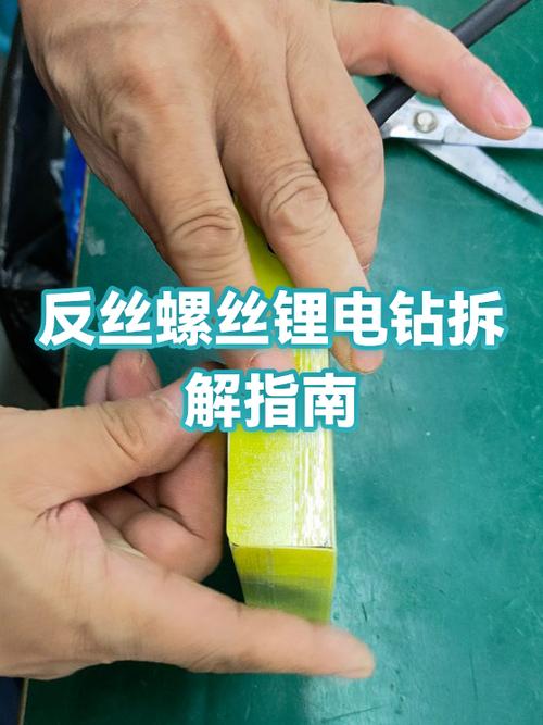 电脑上圆孔的螺丝怎么拆的