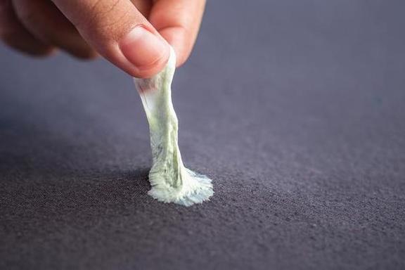 衣服上沾泡泡糖怎么弄掉