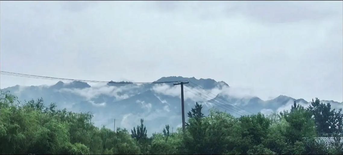 天光乍破了远山的轮廓截图3