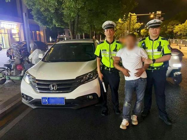 交警在查酒驾时车主弃车逃跑死亡截图2