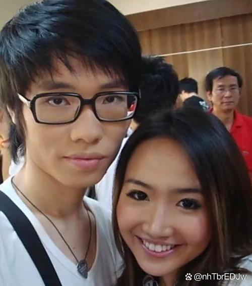 穿成完美男配的老婆