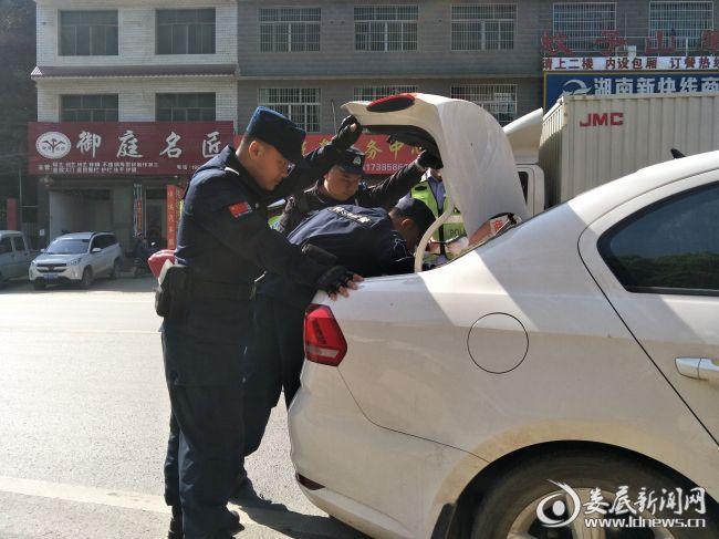 交警查警车吗 交警查警车吗