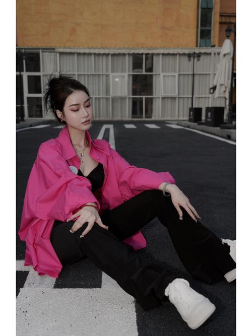 玫红色搭配图片