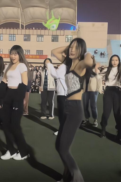 大学女生跳舞截图1