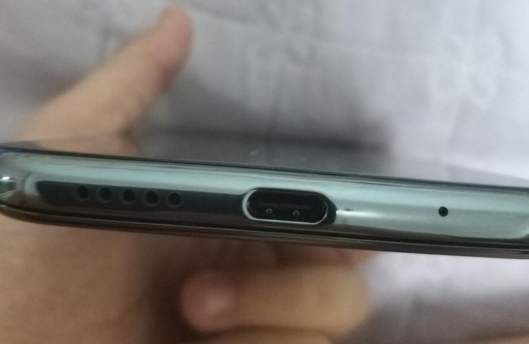 荣耀20手机顶上两个孔是干嘛用的