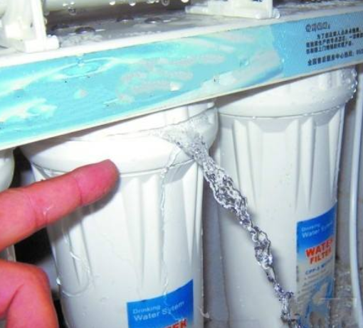 净水机一制水就漏水