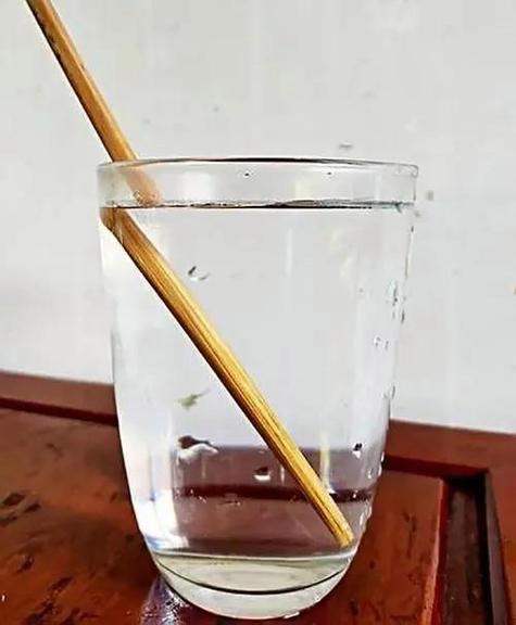 把筷子放入水中的实验